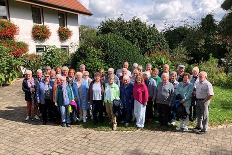 Mostbauer - Familie Waggershauser (Gruppenbild im Hof/Aussenbereich)
