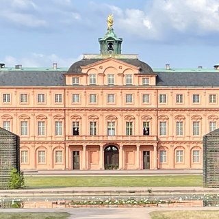 Auf dem Bild ist die Rückseite des Rastatter Schlosses mit der angrenzenden Parkanlage zu sehen.