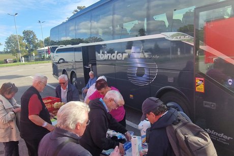 Die Ausflügler erhalten ihr Fleischkäsweckle