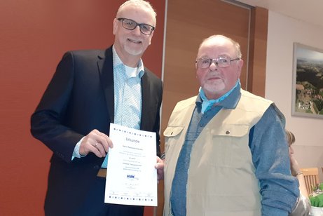 Ehrung Hr. Reinhold Sczuka durch Hr. Berthold Kehnscherper
