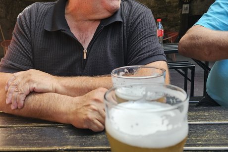 Rolf sitzt am Tisch und lacht, vor ihm 2 Bier, eins davon geh&ouml;rt mir.