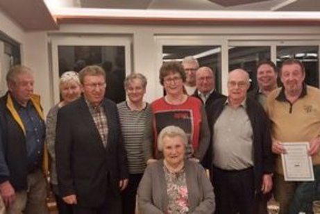 Jahreshauptversammlung Vorstandschaft, Kreisvorsitzender, B&uuml;rgermeister und Martha Heck, Geehrte f&uuml;r 60 Jahre Mitgliedschaft
