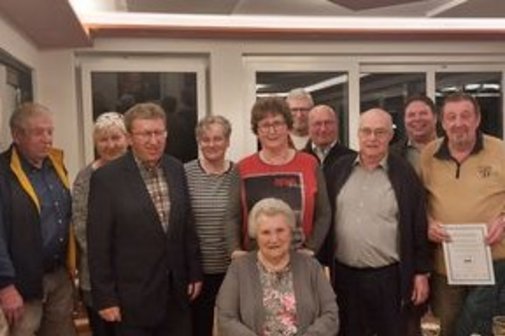 Jahreshauptversammlung Vorstandschaft, Kreisvorsitzender, B&uuml;rgermeister und Martha Heck, Geehrte f&uuml;r 60 Jahre Mitgliedschaft