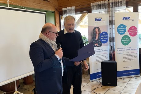 Stefan Pfeil verleiht Dr. Koblinger die Urkunde als Ehrenvorsitzender des Kreisverbands