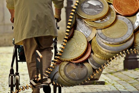 Alter Mensch links und Geldst&uuml;cke rechts