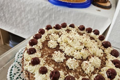 Eine wunderschön dekorierte Schwarzwälder Torte.