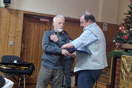 der Vorstand übergibt eine Urkunde für langjährige Mitgliedschaft