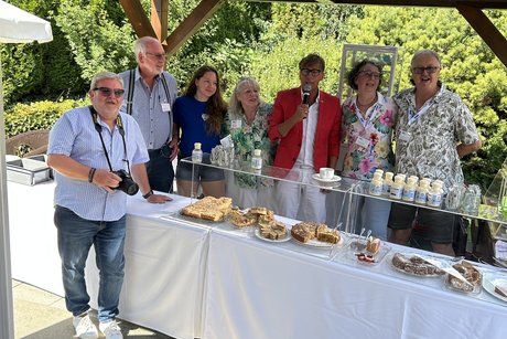 Hansy Vogt besucht das Kuchenbüfett mit dem Ausschuss des VdK.