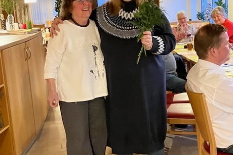 Vorsitzende &uuml;berreicht Dankesch&ouml;n an Ehrengast