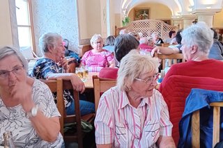 Bild zeigt die Reisegruppe in der Klosterschenke