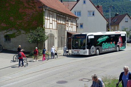 Der Sonderbus ist da.
