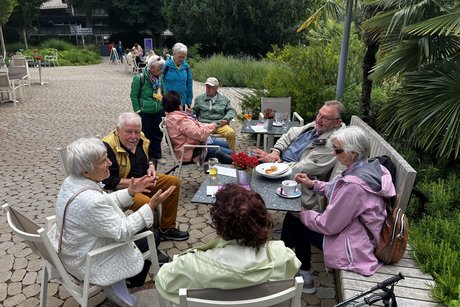 Bereitschaften bei Caf&eacute; Kuchen in der Gartenwirtschaft