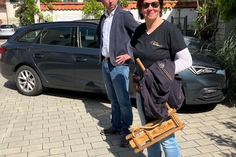 Busfahrer und Chefin Frau Weihbrecht auf dem Weingut