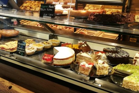 Kuchenauswahl im Cafe Gutmann in Schönau
