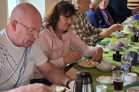 Geselliges Beisammensein bei Kaffee und Kuchen