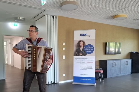 Musiker Peter Faisst in Aktion im Angelika-Wössner-Saal