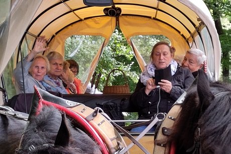 Fahrt im Planwagen durch den Wald, Dank Musik aus dem Smartphone steigt die Stimmung merklich