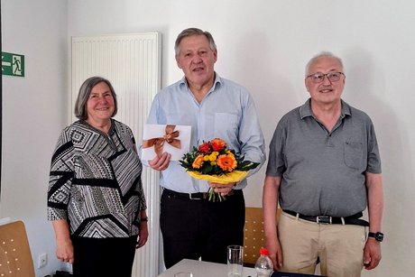 Mit gro&szlig;em Respekt und herzlichem Dank f&uuml;r sein langj&auml;hriges Wirken verabschiedet der Vorstand Dr. Otto Koblinger.