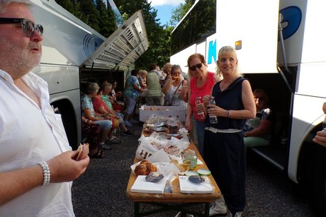 Beim Vesper im Schatten der Reisebusse