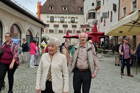 Dorika und Heinz beim Bummeln in Hall
