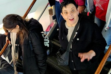 Auf der Treppe vom Oberdeck str&ouml;men die Passagiere, Michaela hat trotzdem ein freudiges Gesicht.