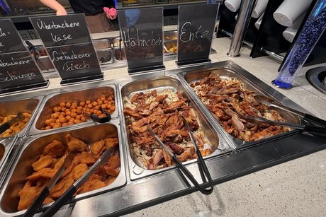 weitere Speise wie gebratene Ente, H&uuml;hnchen Rind und Schnitzel, gebratenen Fisch, K&auml;se und vielerlei anderer Meerestiere.