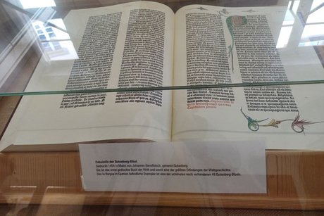 Museum: Faksimile Johann-Guttenberg-Bibel, gedruckt 1454 in Mainz