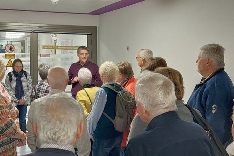 Die Teilnehmer vor dem Labor des SLK Klinikums Heilbronn