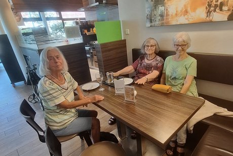 Das Bild zeigt einen zus&auml;tzlichen Tisch, der etwas abseits von dem gr&ouml;&szlig;eren Tisch steht. Aber auch an diesem Tisch fand eine gute Unterhaltung bei Kaffee und Kuchen statt.