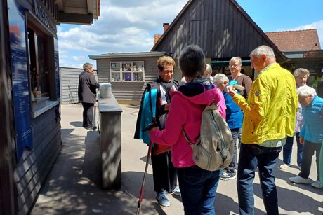 Hier wird die Eintittskarte verteilt