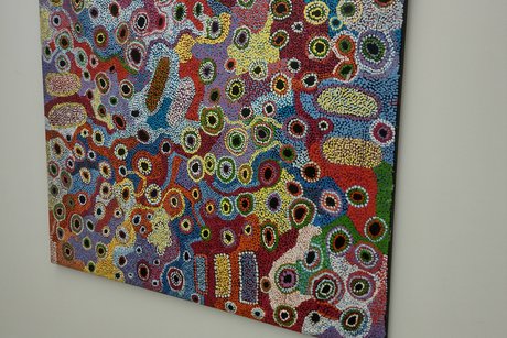 kräftige Farben. Bild in Dot-Technik auf Leinwand. Thema ist Erzählung indigener Australier.Das Werk ist mit kräftigen Farben in Kreise und einzelnen Punkten gemalt.Die einzelnen Kreise sollen die Erzählungen wieder geben.