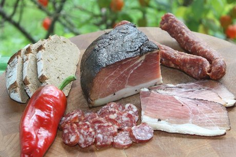 Traditionell Geräucherter Bauernspeck, hausgemachte Wurst und deftiges Brot