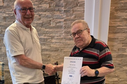 Hans Friedrich gratuliert Uwe Hofer zu 25 Jahren Mitgliedschaft