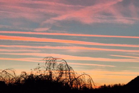 Der Abendhimmel zeigt sich als Symbol vom technischen Zeitalter