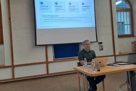 Dr. Weber beim Vortrag