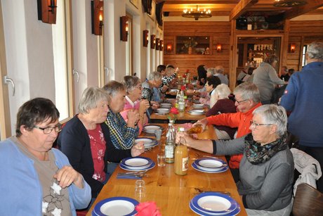 beim Mittagessen