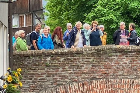 Eine Teil-Gruppe der Ausflugsgäste bei der Stadtführung Ulm