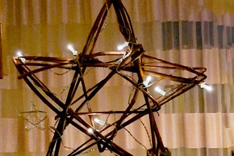 Stern aus Reben Fensterschmuck. Stern aus Reben mit Beleuchtung