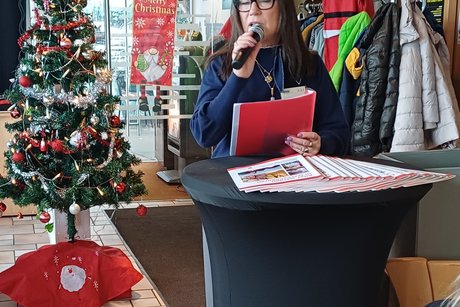 Stellvertretende Vorsitzende Luise Stefan sorgte mit einer besinnlichen Geschichte f&uuml;r weihnachtliche Stimmung.