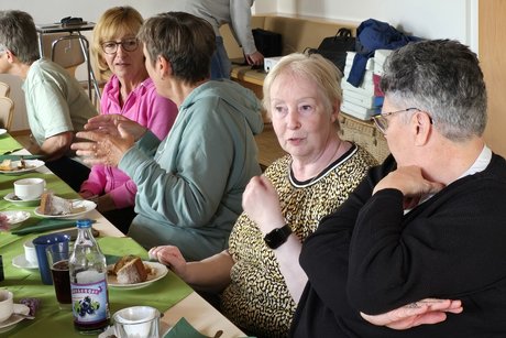 Geselliges Beisammensein bei Kaffee und Kuchen