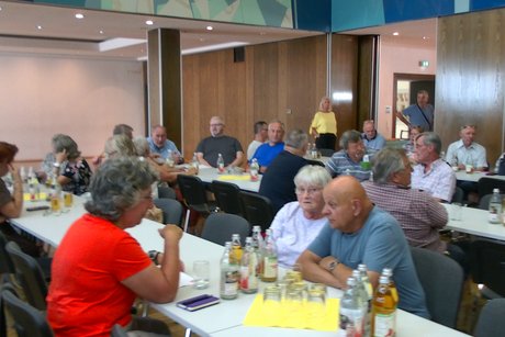 Der Saal füllt sich mit Interessierten der VdK Kreisverbände und IG Metaller Der Saal der Veranstaltung mit den Interessierten