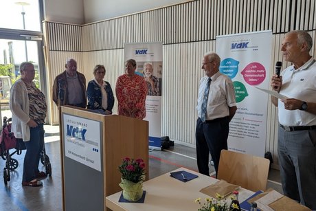im Vordergrund die Ehrenmitglieder, dahinter die VdK Banner