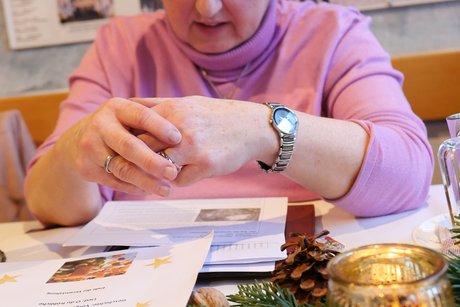 Frau Schieber trägt die Geschichte vom lachenden Lebkuchenmann vor Das Bild zeigt Frau Schieber, die die Geschichte vom lachenden Lebkuchenmann vorträgt