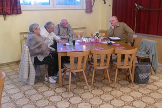 Mitglieder sitzen an einem Tisch zusammen