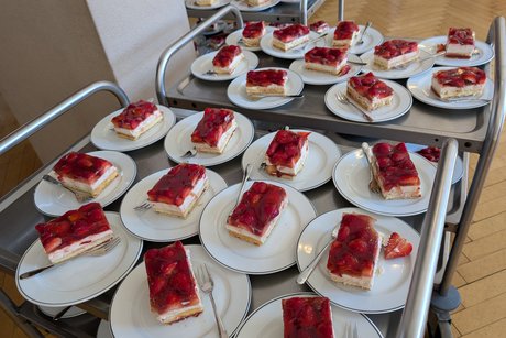 Zwei Servierwagen mit &uuml;ber 20 Tellern Erdbeerschnitten.