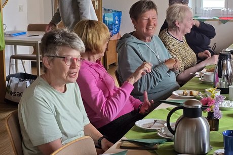 Geselliges Beisammensein bei Kaffee und Kuchen
