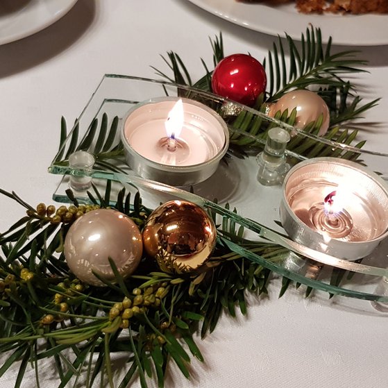 Tannenreisig mit Kerzen