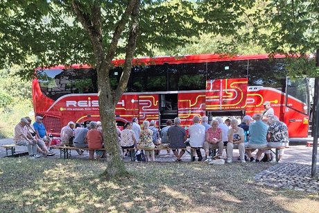 Alle Teilnehmer vor dem Bus