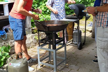Die Grillmeister geben das Essen an die hungrigen Mäuler aus