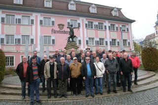 VdK-Männer vor der "Fürstenberg-Brauerei"